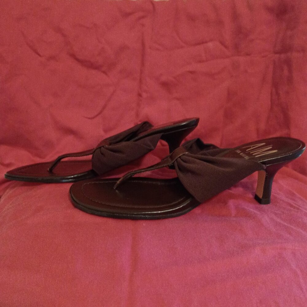 Ann Marino - Brown Thong-Toe Kitten Heel - Size 6.5 - Picture 10 of 10